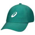 La gorra ASICS Performance Jasper Green 2026 está diseñada para brindar comodidad y funcionalidad durante los deportes y actividades al aire libre.