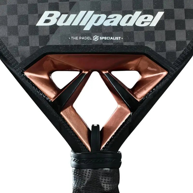 Bullpadel Juan Tello Vertex 04 2026 es una pala de pádel profesional diseñada para jugadores avanzados