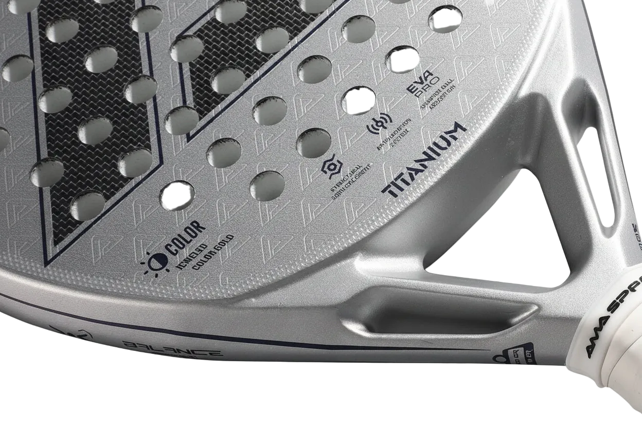Pala de pádel AMA SPORT 1St Titanium Silver Surface con agujeros de precisión y rebote inteligente de corcho de alto rendimiento.